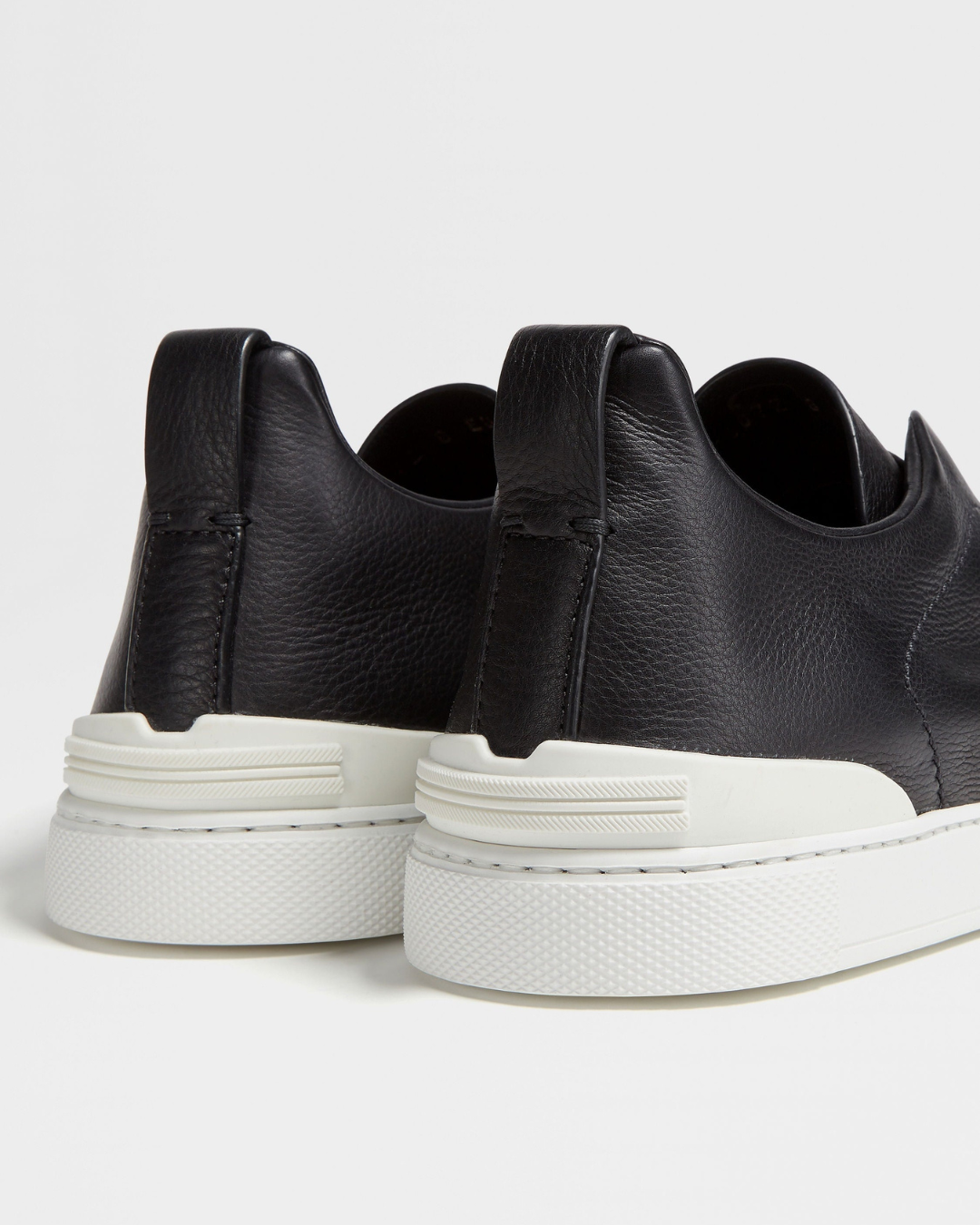 Triple sneaker - Black / White Sole