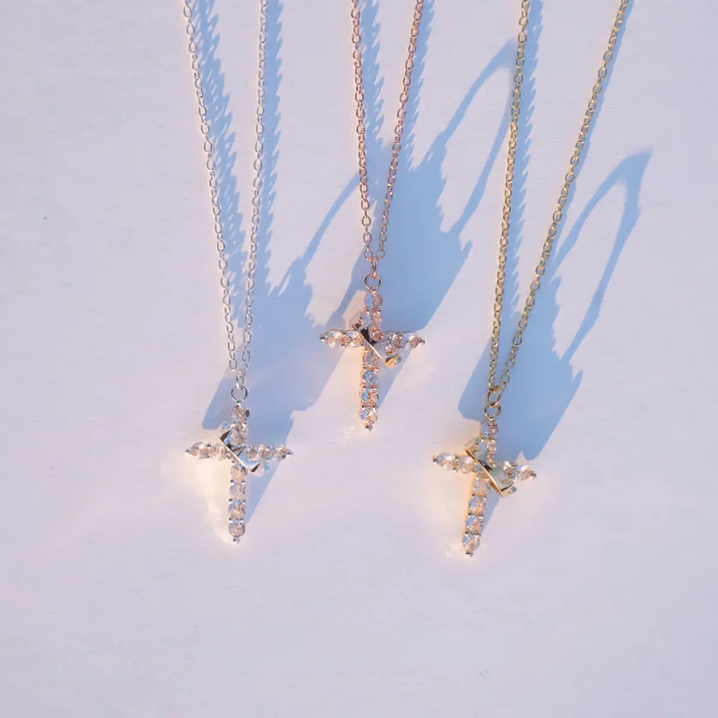 Collar de cruz con corona de fe
