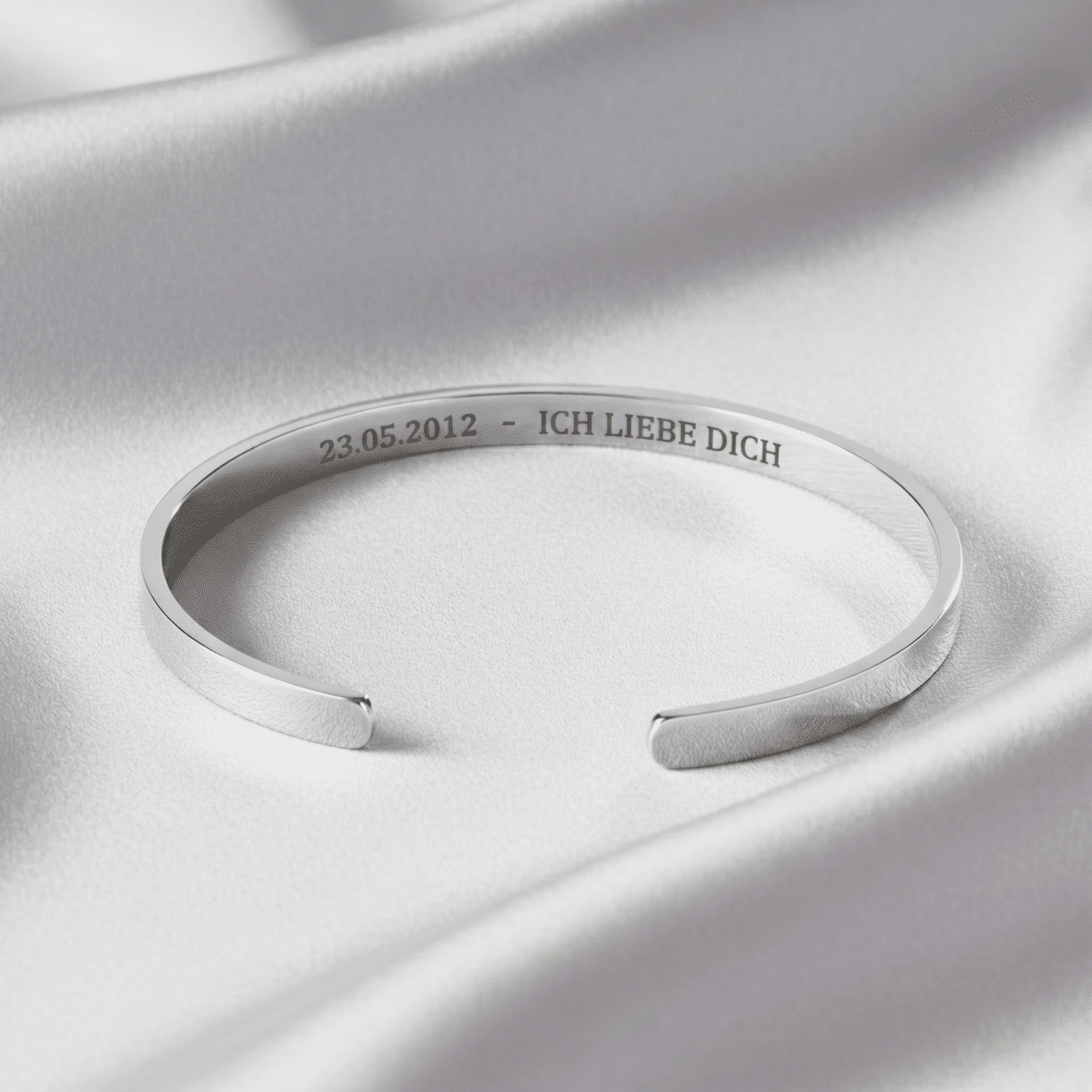 Gravierter Armreif aus Silber