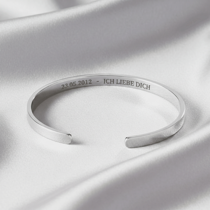 Gravierter Armreif aus Silber