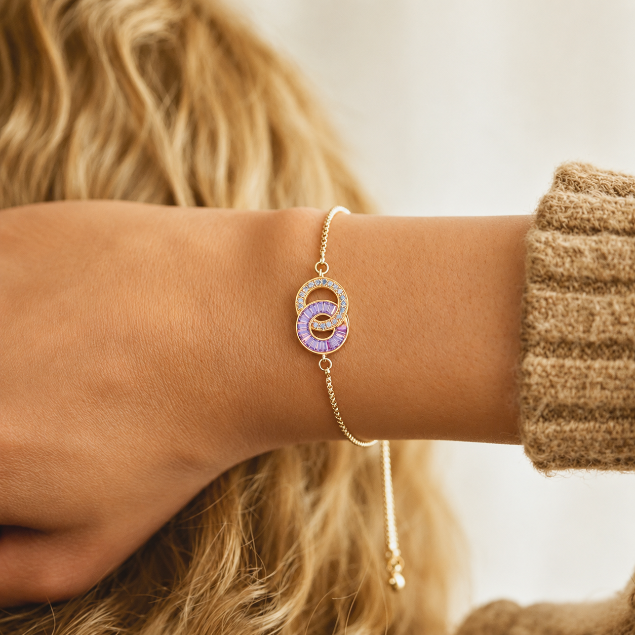 Geburtssteinarmband mit zwei verbundenen Ringen