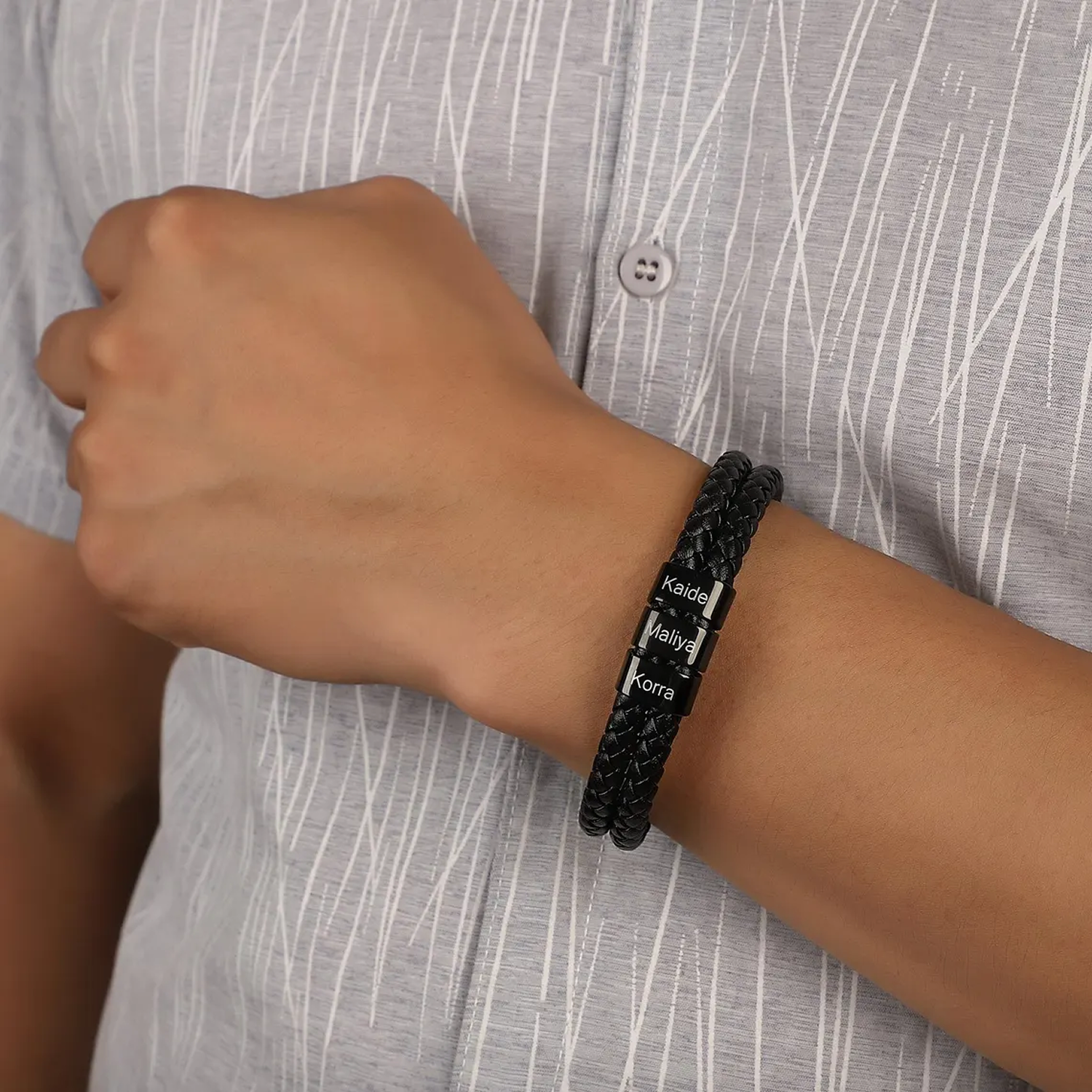 Pulsera de Cuero con Cuentas Grabadas
