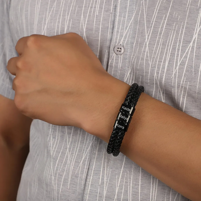 Pulsera de Cuero con Cuentas Grabadas